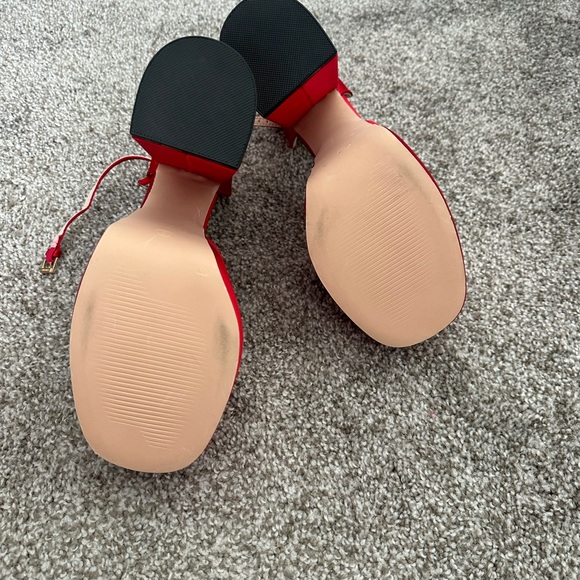 Satin red platform heel with ankle strap. - Picture 5 of 5